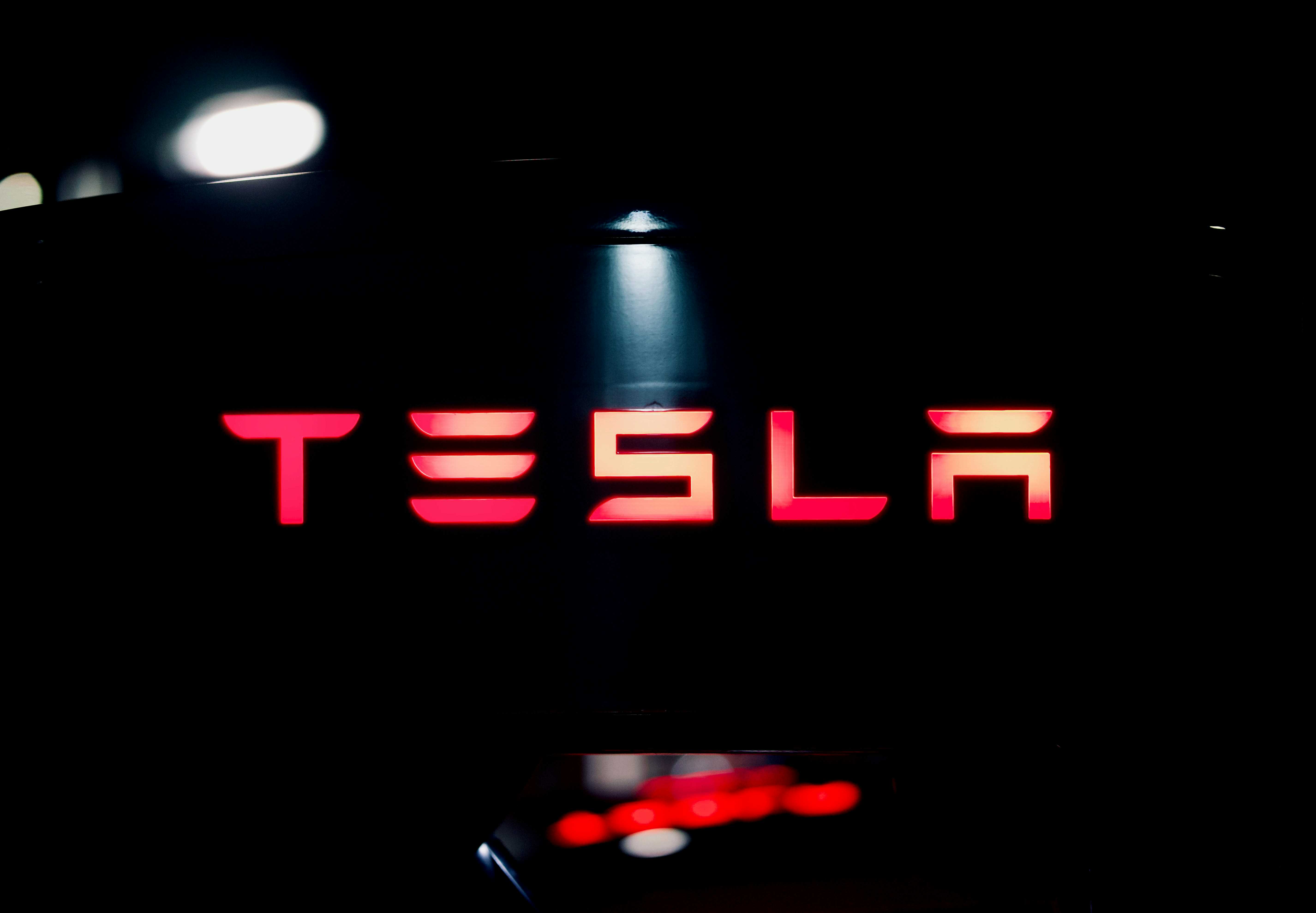 Tesla U S Sales Fall To Nearly Four Year Low Despite Cheaper Mo Tesla U S Sales Fall To Nearly Four Year Low Despite Cheaper Mo